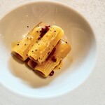 sio - リガトーニカルボナーラパンチェッタ歯ざわり。大きくボリュームあるパスタに負けないコクあるソースなるほど。リガトーニ大きいな～☆