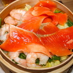 サーモンと小エビの下にも野菜がたくさん