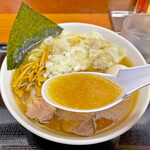 肉煮干中華そば 鈴木ラーメン店 - スープは通常の「淡麗煮干」そのままではなく、少し手を加えて旭川ラーメン風の仕上がりに
