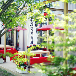 テラス席の前には日本庭園が広がります。