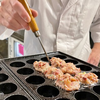 特色菜是用章鱼烧烧机制作的“烤牛筋”。