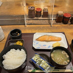 やえす初藤 - 焼き鮭定食６４０円。残念ながら、ファミレス和定食の勝ちかも。。。店員のおばちゃん（関西弁です）の私語がうるさくて、そこもマイナスですね。。