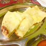 リトルスパイス - チーズたっぷりチーズナン
