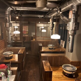 木の温もりを感じられるテーブル席。少人数の宴会にも最適。