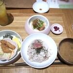 chano-ma - ◆「エビカツと具たくさんタルタルソース」と「若鶏のスパイシー黒胡椒揚げ」をチョイス、 ドリンクはオレンジジュースを。