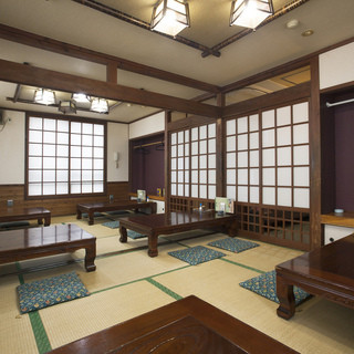 There is a tatami room perfect for parties. We recommend the course menu for food.