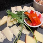 MoeGiKURiYA - チーズ3種の盛り合わせ