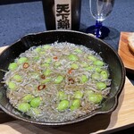 日本酒バル 蔵 - 答志島産 しらすと枝豆のアヒージョ