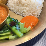 ネパール民族料理 アーガン - 青菜炒めとトマトの漬物