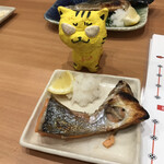 ヒモノ照ラス - 鮭ハラミのカマ塩焼き　418円（税込）