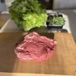 Esselunga di corso Traiano - ピエモンテ牛のLボーン(L-Bone) は、サーロイン(sirloin) だけが骨に付いている (たったの19€/kg、日本の 1/10)