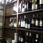 Buccha Burazazu - 世界各地のワインが棚に並ぶ