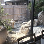 りんどう - 店内から見たお庭です。