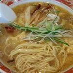 いせのじょう - 辛口白菜ラーメン、麺アップ