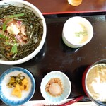 玄海 若潮丸 - 若潮丼(茶碗蒸し、小鉢、みそ汁、漬物付き)1,320円