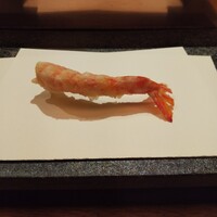 天 よこた - 巻き海老。軽い衣は海老の甘さの邪魔をせず、レア気味の火入れで海老の甘さが最大限に活性化しています。よするに旨い。