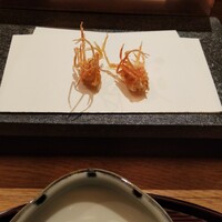 天 よこた - 海老のあんよ。サクッと軽く香ばしく、ある種のスナック菓子的テイストで良いね。なぜ二匹分の脚があるかは後にわかります。