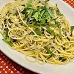カネヒデ小林商店 - 翌々日のブランチには釜揚げしらすのパスタをにんにく醤油ベースでいただきました