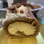 Patisselie Ciel bleu - 岡山高島屋で6月3日・4日の限定販売していたティラミスロールです。断面を見ても分かる通り中にはクリームがぎっしり入ってます。