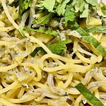 カネヒデ小林商店 - 大量の大葉と醤油漬けのにんにくとしらすにパスタミックスです
