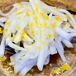 f - 黒鯥の上に細切りにした蕪と削ったボッタルガが乗っていて、レモンオリーブオイルが回しかけられています