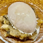 f - 泥鰌をグラッパと生のベルガモットでベロベロにしてキャラメリゼして粉々にしたものと日向夏がグラニテの下に敷いてあります