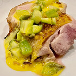 f - 黎明舎系の今では希少な高原比内地鶏をパリッと焼いて粗く刻んだ紫アスパラのアングレーズソースです　もう泣いちゃう！