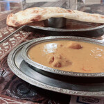 インド料理モハン - ナンの下にあるのは牛乳です