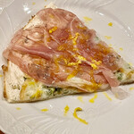 f - 作品6：たらの芽を練り込んだ山芋とクラテッロのピッツァ