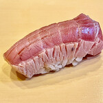 Sushi Koma - 中トロは軽く漬けてあって強烈に旨い　これは塩竈産です