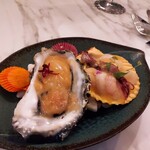 ジャーニー - ⚫オイスター 白桃とスパイスのヴィネグレット、赤エビとホタテ 青パパイヤのセビーチェ