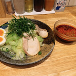 つけ麺本舗 辛部 - 定番つけ麺ゆで卵トッピング