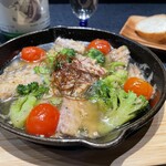 日本酒バル 蔵 - サバとブロッコリーのアヒージョ