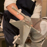 f - クラテッロをスライス