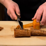 f - 山内人参を丁寧にトリミング