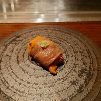 くずし鉄板 あばぐら 神田店 - 馬糞雲丹の黒毛和牛巻き