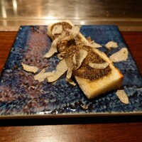 くずし鉄板 あばぐら 神田店 - 自家製トリュフバターのトースト、イタリア産サマートリュフのスライス