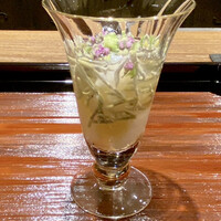 割烹 隆 - アオリイカ じゅんさい 土佐酢
                    じゅんさいを今年初めていただきました。
                    トゥルンとして暑い日には火照りを取ってくれるそんな涼やかさがあります。
                    アオリイカはねっとりと、土佐酢と反応して甘みが豊かです！