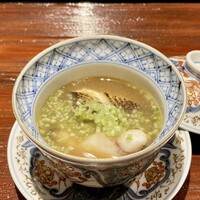 割烹 隆 - イサキ 魚出汁汁
                    こちらが開店してから色々な魚のお出汁を継ぎ足してきた魚出汁を使った料理、この日は旬のイサキです。
                    イサキを炭火焼きにした香ばしさが良いです。
                    出汁の濃縮した様な旨味が際立つ汁物です♪