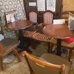 Karandou - テーブル席(一人ずつ座ります)