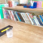 スパゲッティハウス シェフ - カウンター  漫画があります。
      昼時は読んでる余裕ないですが（笑）