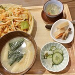 麹料理 花恵 - B定食
            野菜たっぷり麹豚キムチ930円