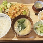 麹料理 花恵 - B定食
            野菜たっぷり麹豚キムチ930円