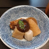 おたる政寿司 本店 - 煮物（しいたけ、たけのこ、ブリ、サトイモ、こんにゃく、大根）