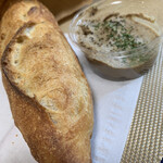 SONKA - フランスパンとレバーペースト
