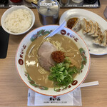 Tenkaippin - ギョウザ定食¥1140    麺カタ目　麺大盛変更¥180