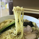 支那そば心麺 - 薄黄色い、いつもの麺。