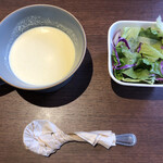 ワインビストロ 柴田屋酒店本店2F - セットのスープとサラダ
