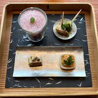 ナベノ-イズム - アミューズ： ブラックチェリーとフルーツトマトと桜の葉のガスパチョ（左上）、オリーブマリネとアーティチョークとフォアグラのピンチョス（右上）、太心堂の雷おこしとバターとアンチョビ（左下）、種亀の最中とクリームチーズと桜海老のミニタルト（右下）
