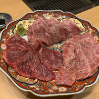 神戸焼肉 金虎 - 神戸牛カルビ (塩)
                    神戸牛ロース (塩)
                    神戸牛希少部位(塩)ヒウチ